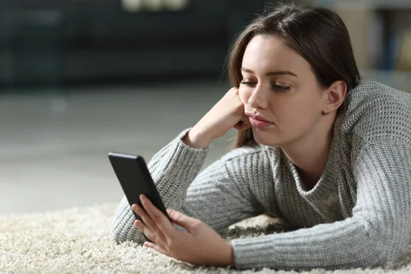 Nudí Dospívající Kontrola Chytrý Telefon Ležící Podlaze Doma — Stock fotografie