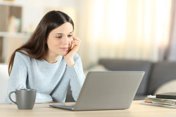 Mulher Pensativa Usando Laptop Assistindo Conteúdo Mídia Sentado Casa — Fotografia de Stock