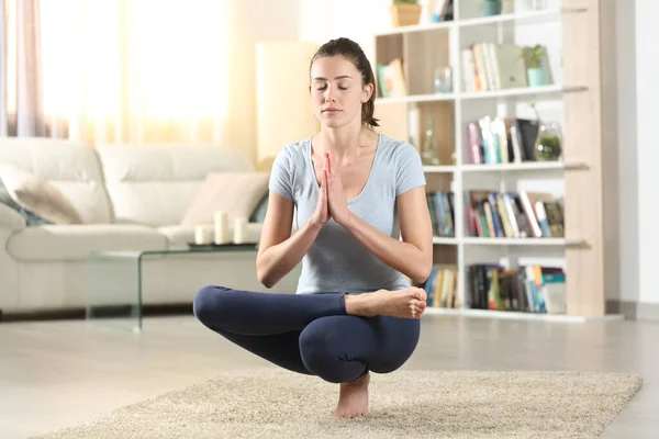 Yogi Concentré Faisant Exercice Pose Yoga Sur Sol Maison — Photo