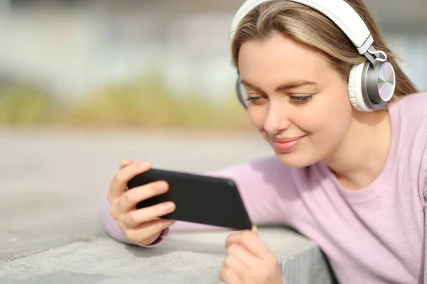 Parkta Oturmuş Akıllı Telefondan Medyayı Izleyen Gençlerden Memnun — Stok fotoğraf