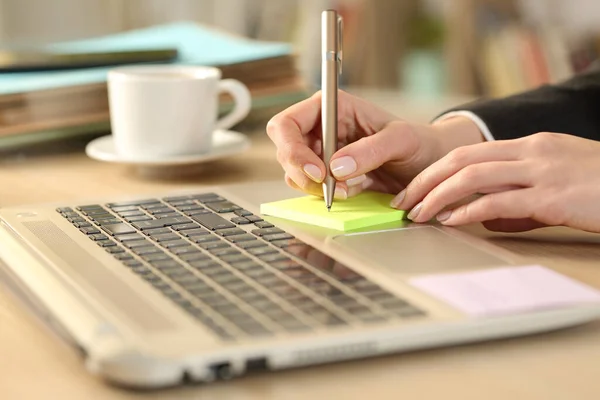 Close Teleworker Hand Writing Sticky Note Laptop Home Office — Stock fotografie