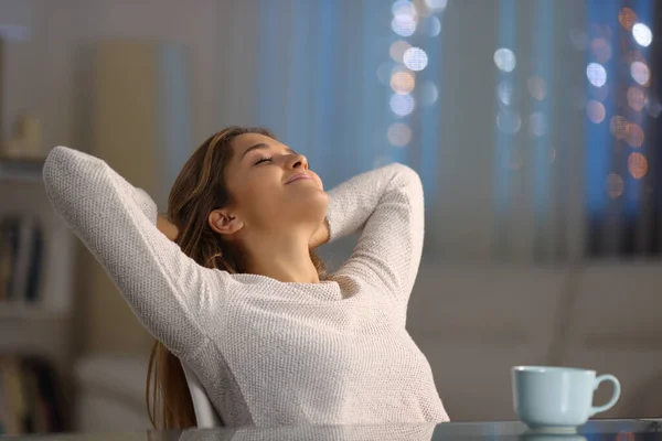 Tevreden Vrouw Rustend Een Stoel Nacht Woonkamer Thuis — Stockfoto