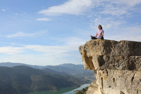 Yogi Κάνει Γιόγκα Διαλογισμό Άσκηση Στην Κορυφή Του Βράχου Στο — Φωτογραφία Αρχείου