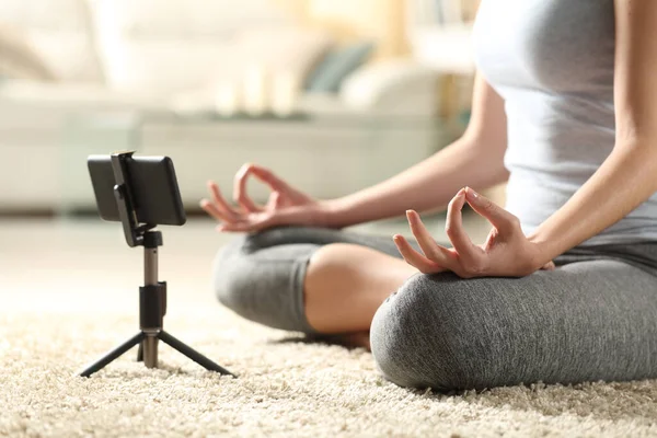 Gros Plan Une Femme Faisant Yoga Regarder Tutoriel Vidéo Ligne — Photo