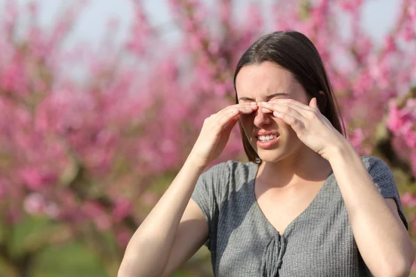 Mulher Estressada Coçando Olhos Coceira Primavera Campo Flores Rosa — Fotografia de Stock