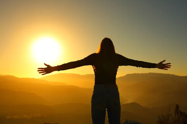 Rückansicht Silhouette Einer Frau Die Sich Bei Sonnenuntergang Berg Mit — Stockfoto