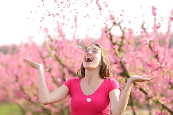 Ενθουσιασμένη Γυναίκα Που Πετάει Πέταλα Λουλουδιών Στον Αέρα Την Άνοιξη — Φωτογραφία Αρχείου