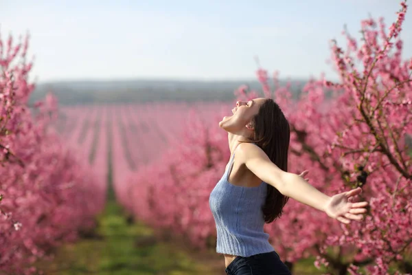 Portrait Latéral Une Femme Excitée Criant Dans Champ Étendant Les — Photo