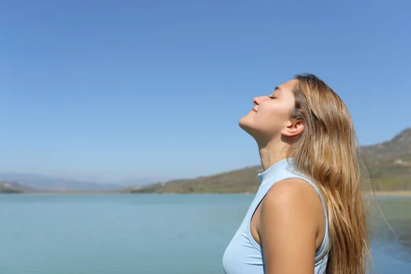 Portrait Latéral Une Femme Détendue Respirant Air Frais Dans Lac — Photo