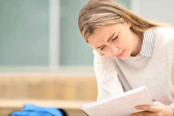 Étudiant Concentré Étudiant Des Notes Lecture Dans Rue — Photo