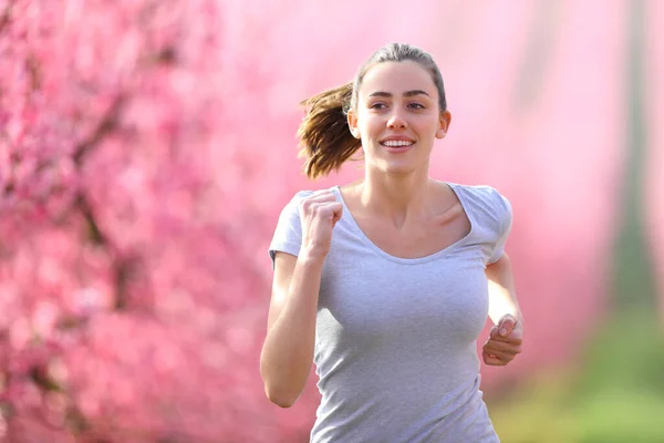 Framifrån Porträtt Lycklig Kvinna Som Springer Ett Blommigt Fält Mot — Stockfoto