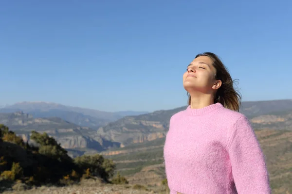 Mujer Relajada Rosa Respirando Aire Fresco Montaña —  Fotos de Stock