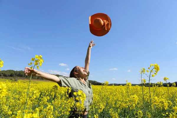 Mujer Feliz Lanzando Pamela Celebrando Vacaciones Campo Flores Amarillas Primavera —  Fotos de Stock