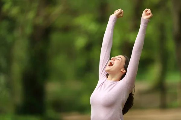 Donna Eccitata Alzare Braccia Urlare Celebrando Una Foresta Verde — Foto Stock