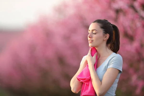 Transpiration Sèche Coureur Épuisée Avec Une Serviette Rose Après Course — Photo