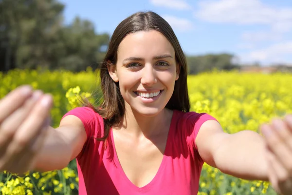 Retrato Una Mujer Feliz Invitándote Seguirla Campo —  Fotos de Stock