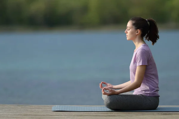 Profil Yogi Pratiquant Yoga Sur Une Jetée Bord Lac — Photo