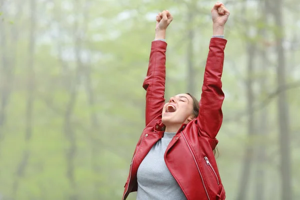 Mujer Rojo Excitada Levantando Brazos Gritando Bosque — Foto de Stock