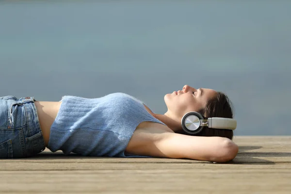 Profile Woman Wearing Wireless Headphones Relaxing Listening Music Lake Pier — Stock Photo, Image