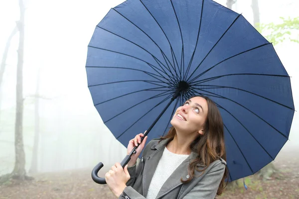 Gelukkig Vrouw Onder Paraplu Kijkend Naar Regen Lopend Een Mistig — Stockfoto