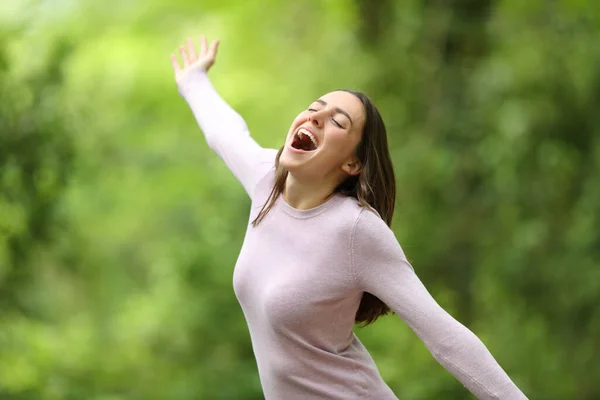 Excited Woman Screaming Spreading Stretching Arms Forest Park — Stock Photo, Image