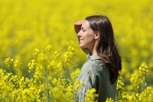 Happy Woman Protecting Sun Her Hand Yellow Flowered Field — Stock Photo, Image