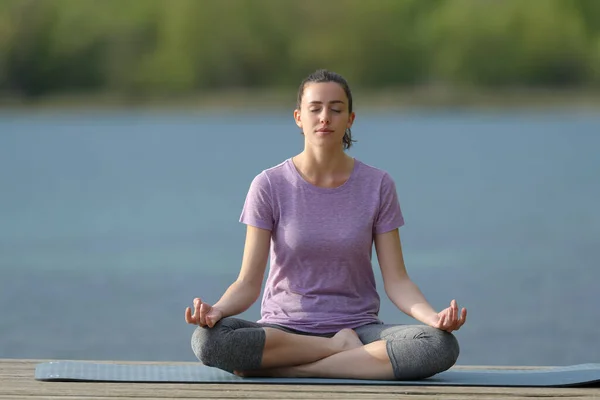 Portrait Une Femme Détendue Faisant Pose Lotus Yoga Dans Lac — Photo