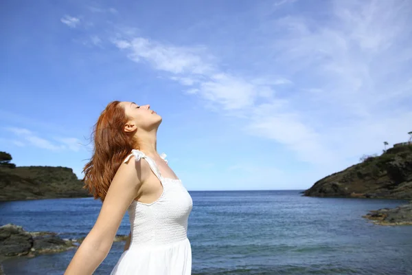Profil Zrelaksowanej Damy Białej Sukience Oddycha Świeżym Powietrzem Plaży — Zdjęcie stockowe