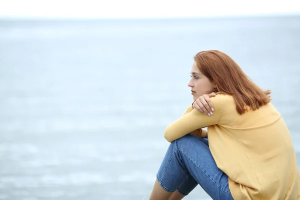 Serieuze Pensive Vrouw Overweegt Het Strand — Stockfoto