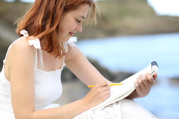 Glückliche Frau Weißen Kleid Zeichnet Auf Notizbuch Strand — Stockfoto
