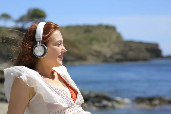 Szczęśliwa Kobieta Bikini Bezprzewodowych Słuchawkach Słuchając Muzyki Cieszącej Się Widokiem — Zdjęcie stockowe