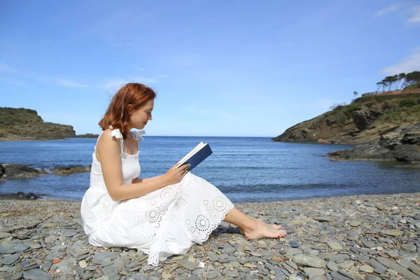 Seitenansicht Porträt Einer Frau Weißen Kleid Die Strand Ein Buch — Stockfoto