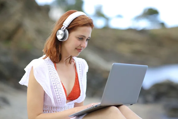 Satisfied Tourist Using Laptop Headphones Beach — Zdjęcie stockowe