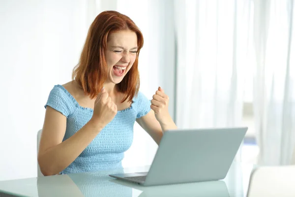 Aufgeregte Frau Mit Laptop Feiert Erfolg Hotelzimmer — Stockfoto