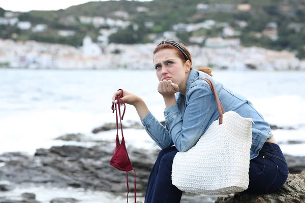 Frusztrált Alkalmi Turista Gazdaság Bikini Panaszkodik Strandon Miatt Rossz Idő — Stock Fotó