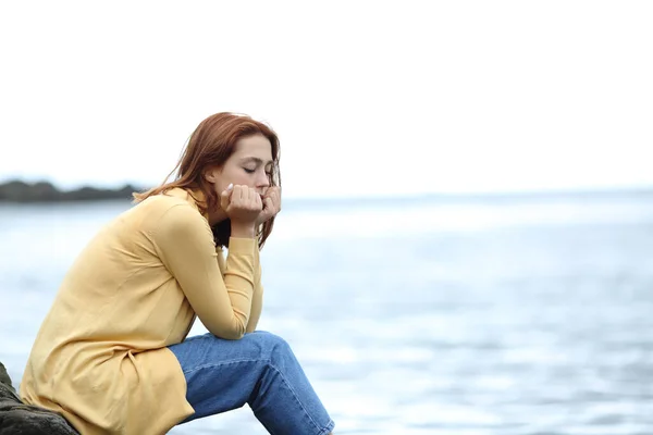 Triste Femme Occasionnelle Pensant Seule Assise Sur Plage — Photo