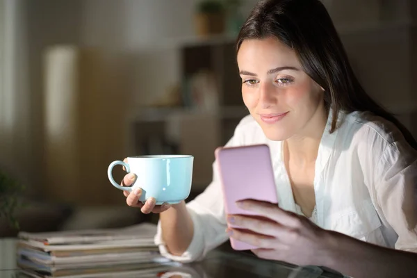 Tatmin Olmuş Bir Kadın Elinde Kahve Fincanı Ile Evde Akıllı — Stok fotoğraf
