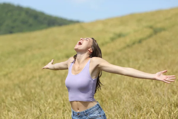 Mujer Emocionada Gritando Campo Trigo Extendiendo Los Brazos — Foto de Stock