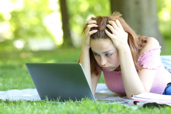 Sfrustrowany Student Learning Sprawdza Laptopa Parku Lub Kampusie — Zdjęcie stockowe