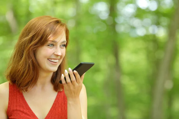 Ευτυχισμένη Γυναίκα Που Χρησιμοποιεί Φωνητική Αναγνώριση Στο Έξυπνο Τηλέφωνο Που — Φωτογραφία Αρχείου