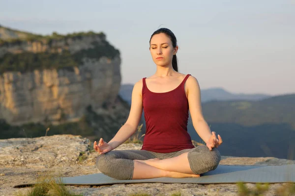 Femme Course Mixte Faisant Exercice Yoga Dans Montagne Coucher Soleil — Photo