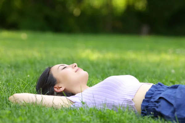 Blandad Ras Kvinna Avkopplande Liggande Gräset Grön Park — Stockfoto