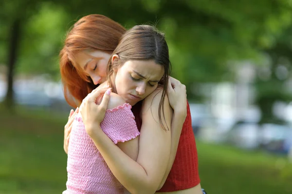 Meninas Tristes Reconciliando Depois Discussão Abraçando Parque — Fotografia de Stock