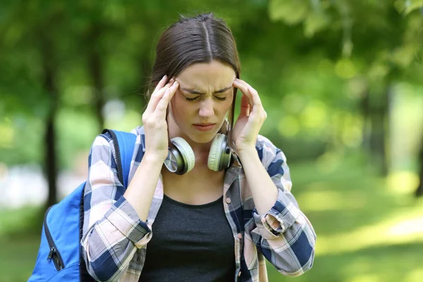 Estudiante Con Dolor Cabeza Caminando Parque Campus Verano — Foto de Stock