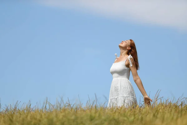 Mujer Feliz Con Vestido Blanco Respirando Aire Fresco Campo Trigo — Foto de Stock