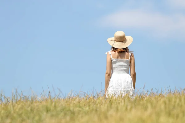 夏に小麦畑を歩いている女性の肖像画 — ストック写真