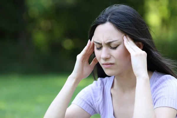 Stresszes Ázsiai Szenved Migrén Egyedül Parkban — Stock Fotó