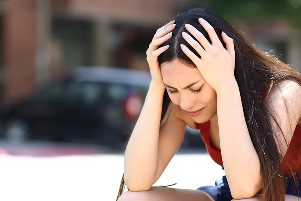 Triste Mulher Asiática Reclamando Sozinho Sentado Rua — Fotografia de Stock