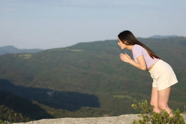 Τρομαγμένη Ασιάτισσα Που Υποφέρει Από Ίλιγγο Κοιτώντας Κάτω Στο Βουνό — Φωτογραφία Αρχείου