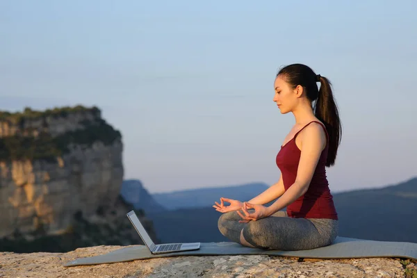 Potrait Vista Lateral Yogui Asiático Aprendiendo Yoga Con Portátil Montaña — Foto de Stock